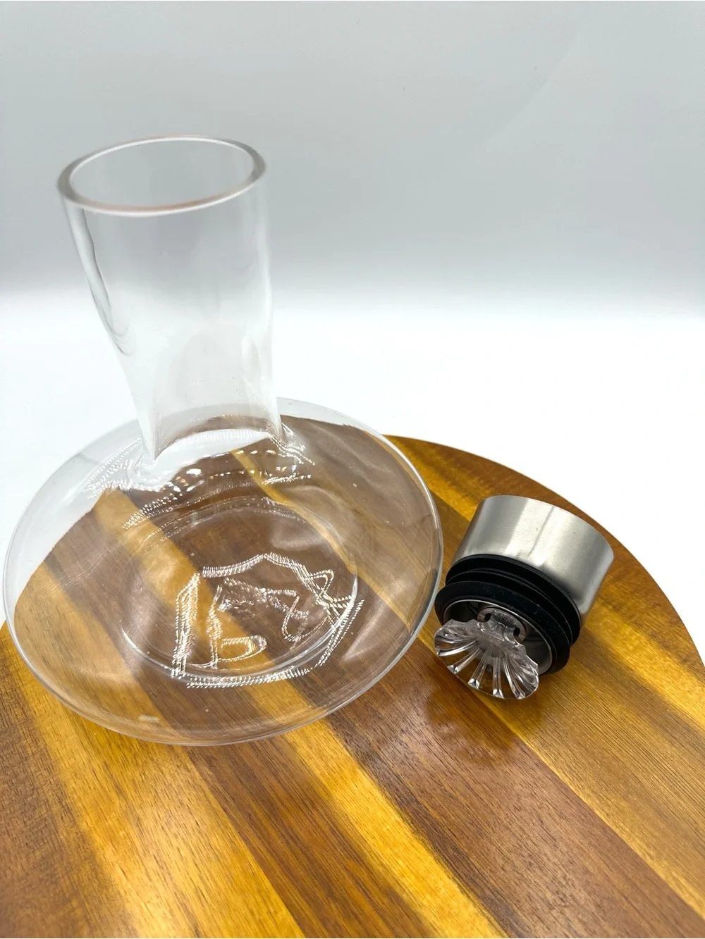 Red wine decanter with built-in aerator. hand blown crystal.